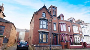 House | 3 bedrooms - High-spec Hartlepool 3BR Apartment Sleeps 5 by Stay With Us (Hartlepool)