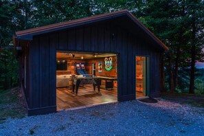 A wooden cabin with a pool table and a neon bear sign. - Bears on Beach Front * 3 beds * 2 bath * sleeps 9 (Sevierville)
