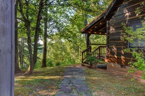 A wooden cabin with a stone pathway leading to a porch. - Bears on Beach Front * 3 beds * 2 bath * sleeps 9 (Sevierville)