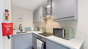 A compact kitchen with a microwave, toaster, and sink. - Central 2bed With Easy Access to Local Attractions (Barnard Castle)