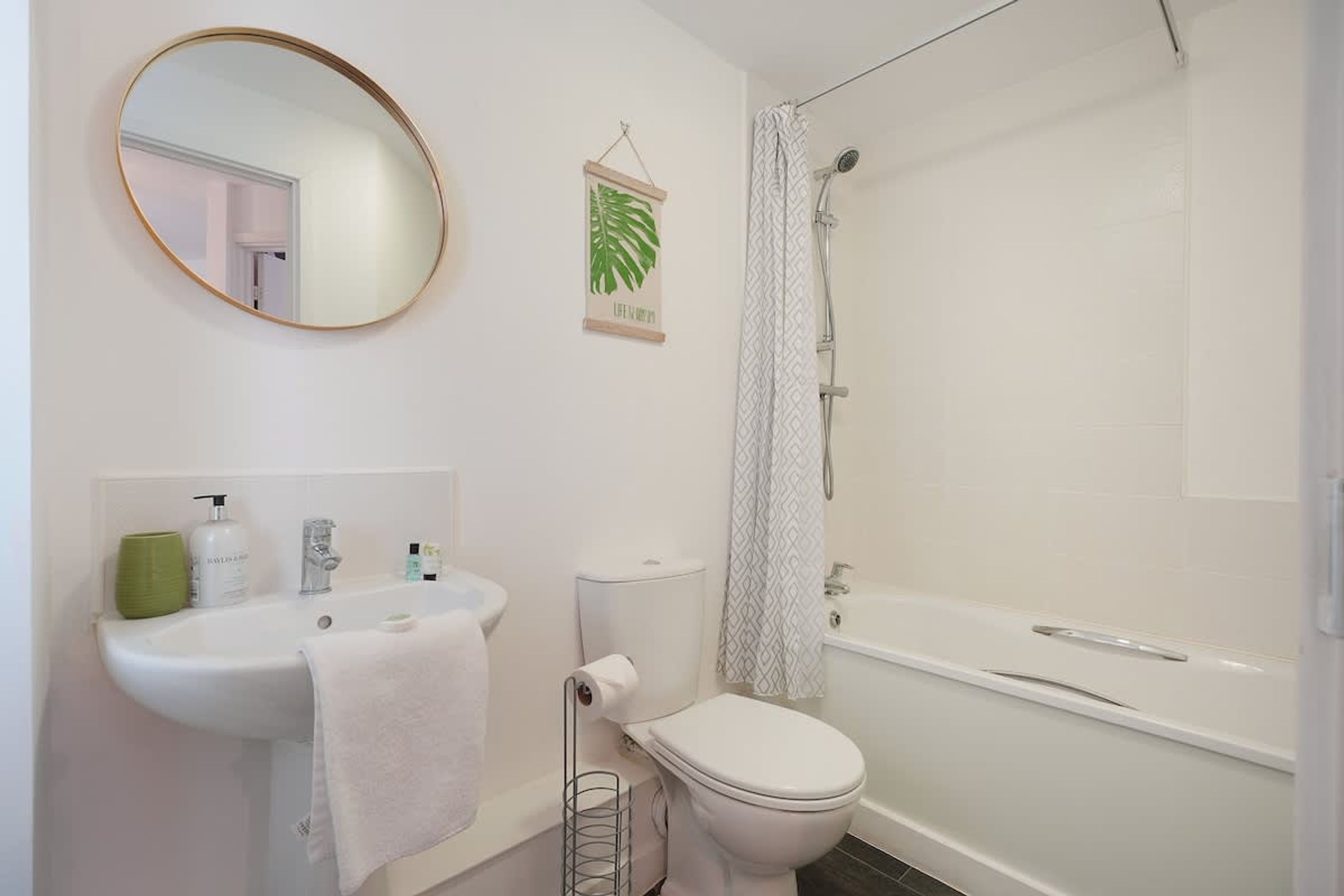 Un baño con inodoro, lavamanos y bañera.