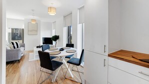 Ein modernes Interieur mit Essbereich, Küche und Wohnbereich.