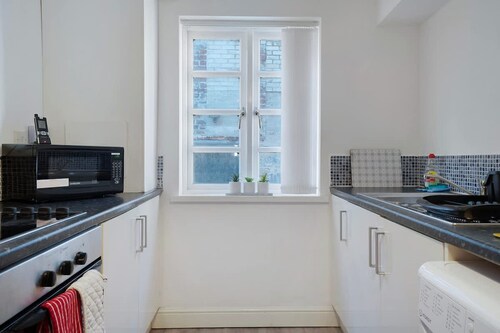 4 Bedroom With Parking Near Town Perfect for Work