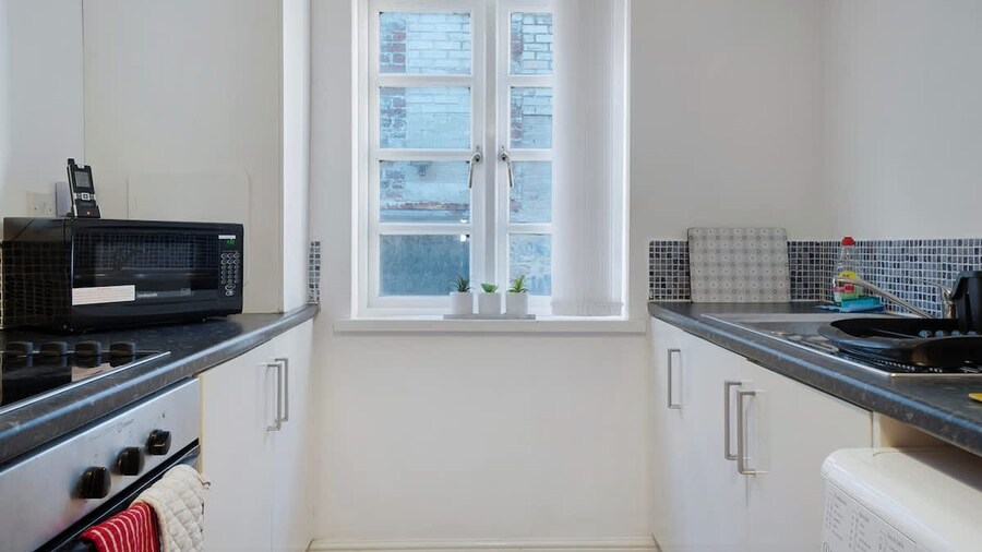 4 Bedroom With Parking Near Town Perfect for Work