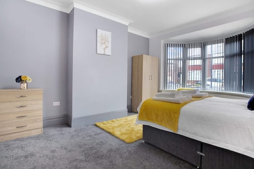 3 Bedroom With Backyard 10 Min to City Centre
