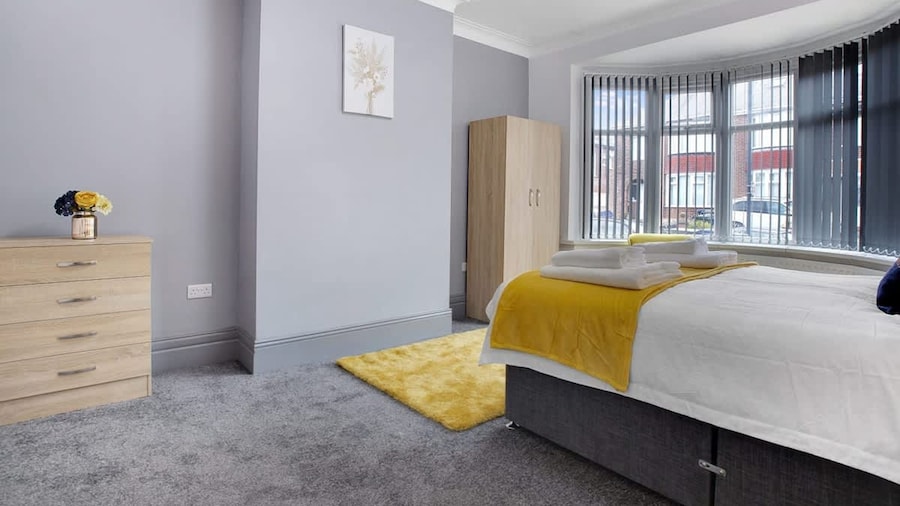 3 Bedroom With Backyard 10 Min to City Centre