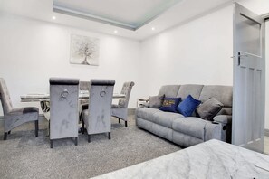 House | 3 bedrooms - 3 Bedroom With Backyard 10 Min to City Centre (Newcastle-upon-Tyne)