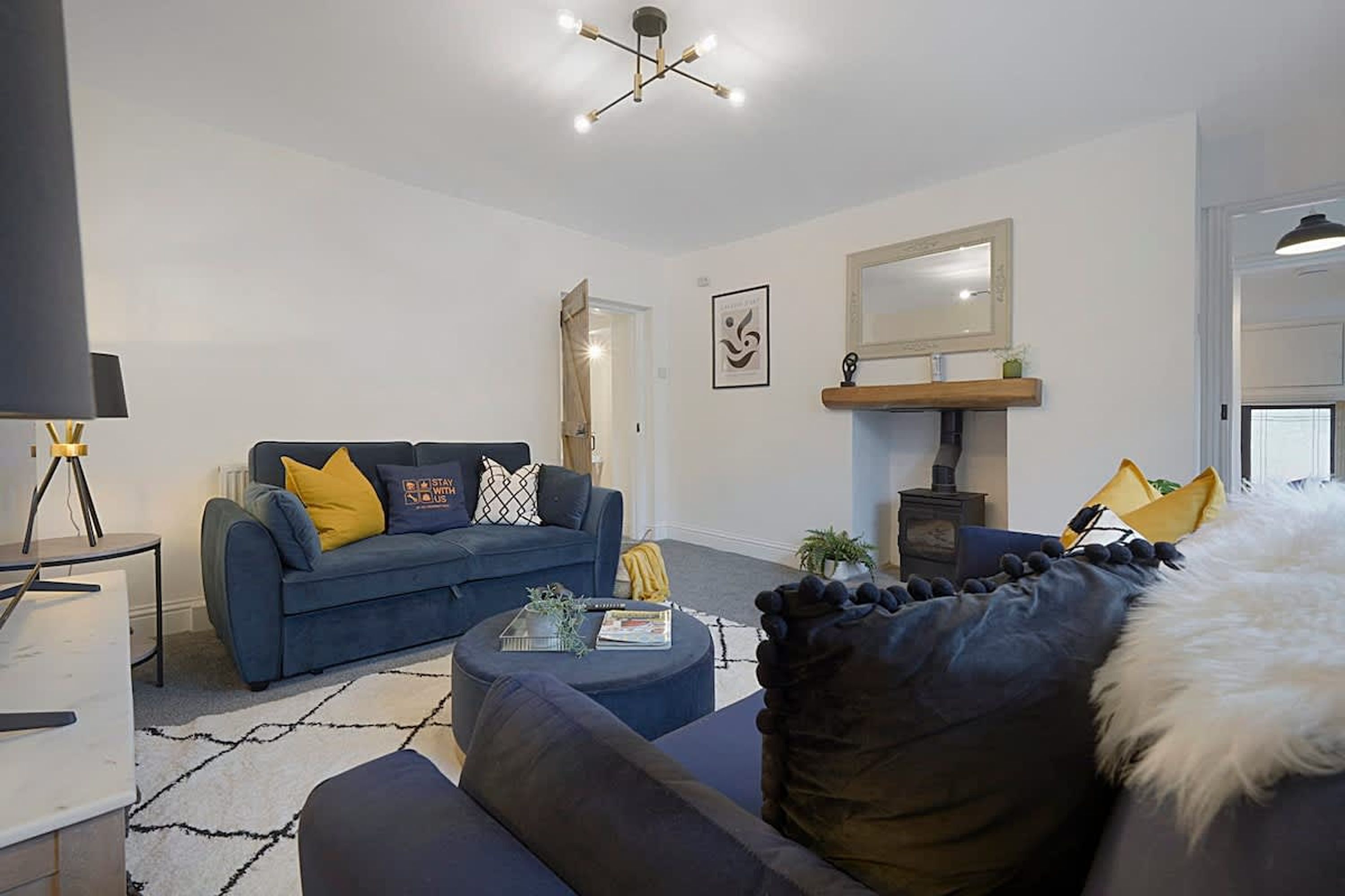 Una sala de estar moderna con sofá, mesa de centro y chimenea.