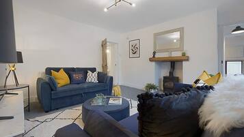 Una sala de estar moderna con sofá, mesa de centro y chimenea.