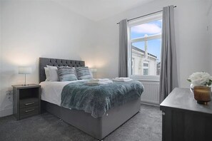 Room - Spacious Retreat With Backyard Bliss Sleeps 7 (Bishop Auckland)