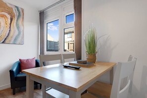 A dining area with a table, chairs, a remote control, and a potted plant. - 4BR in Stafford Place Sleeps 7 Wifi Free Parking (Peterlee)