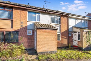 A two-story residential building with a brick facade, a small front garden, and a visible front door. - 4BR in Stafford Place Sleeps 7 Wifi Free Parking (Peterlee)
