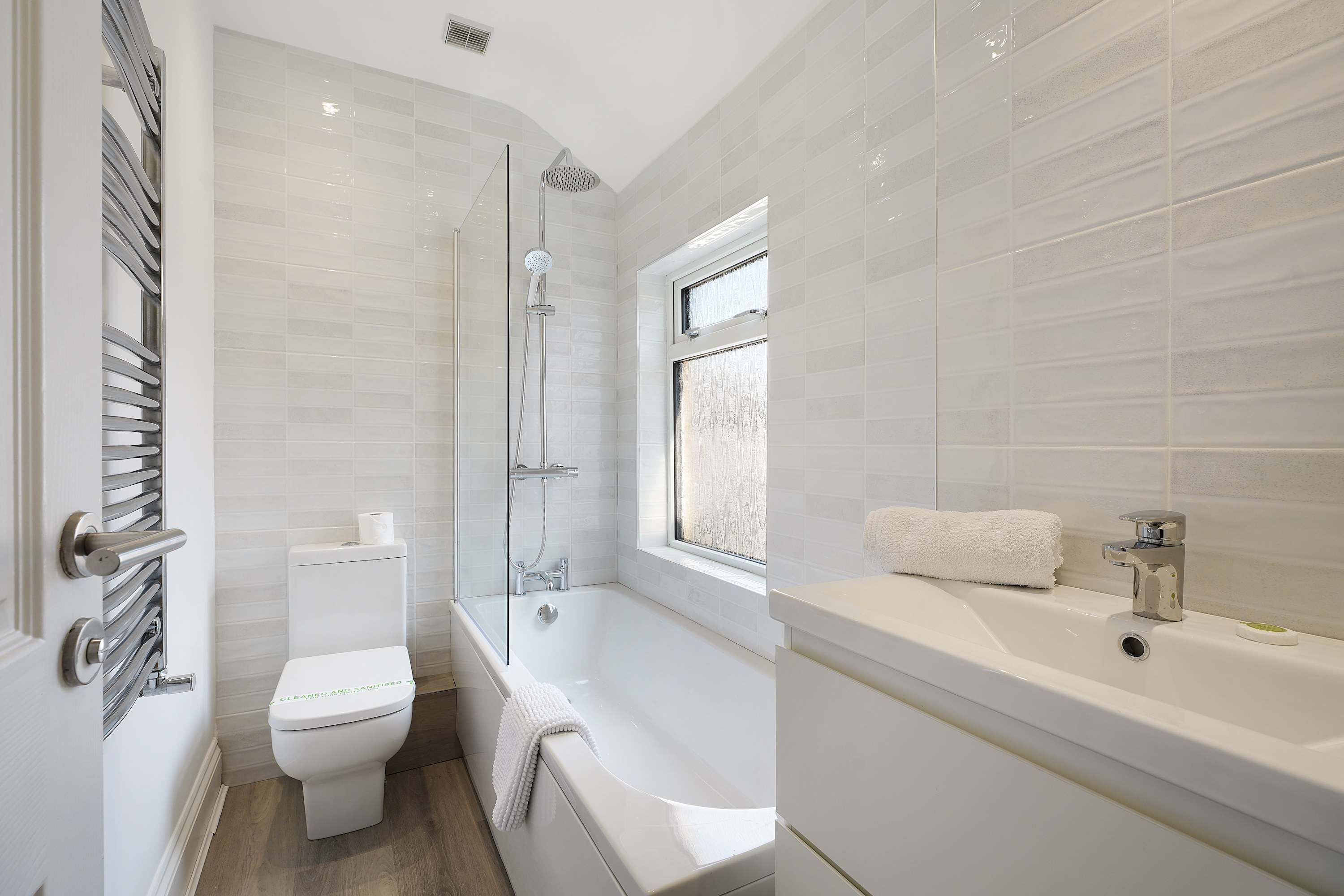 Ein modernes Badezimmer mit Toilette, Dusche und Badewanne.