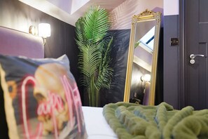 A bedroom with a bed, a large mirror, a potted plant, and a wall-mounted light fixture. - Stunning 1 Bed in Barnard Castle Near Castle Ruins (Barnard Castle)