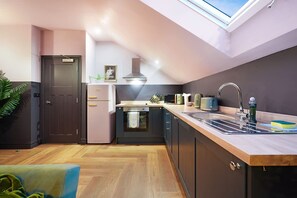 A modern kitchen with a skylight, a refrigerator, a stove, and a sink. - Stunning 1 Bed in Barnard Castle Near Castle Ruins (Barnard Castle)