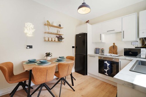 Stylish 4BR Doncaster Sleeps 8 by Stay With Us