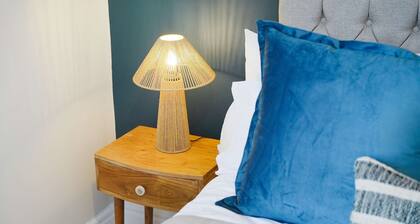 Stylish 4BR Doncaster Sleeps 8 by Stay With Us