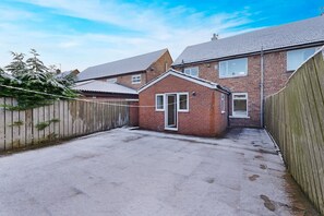 A residential property with a paved driveway, a brick house, and a wooden fence. - 5 Bedroom in Newton Drive With Free Street Parking (Durham)