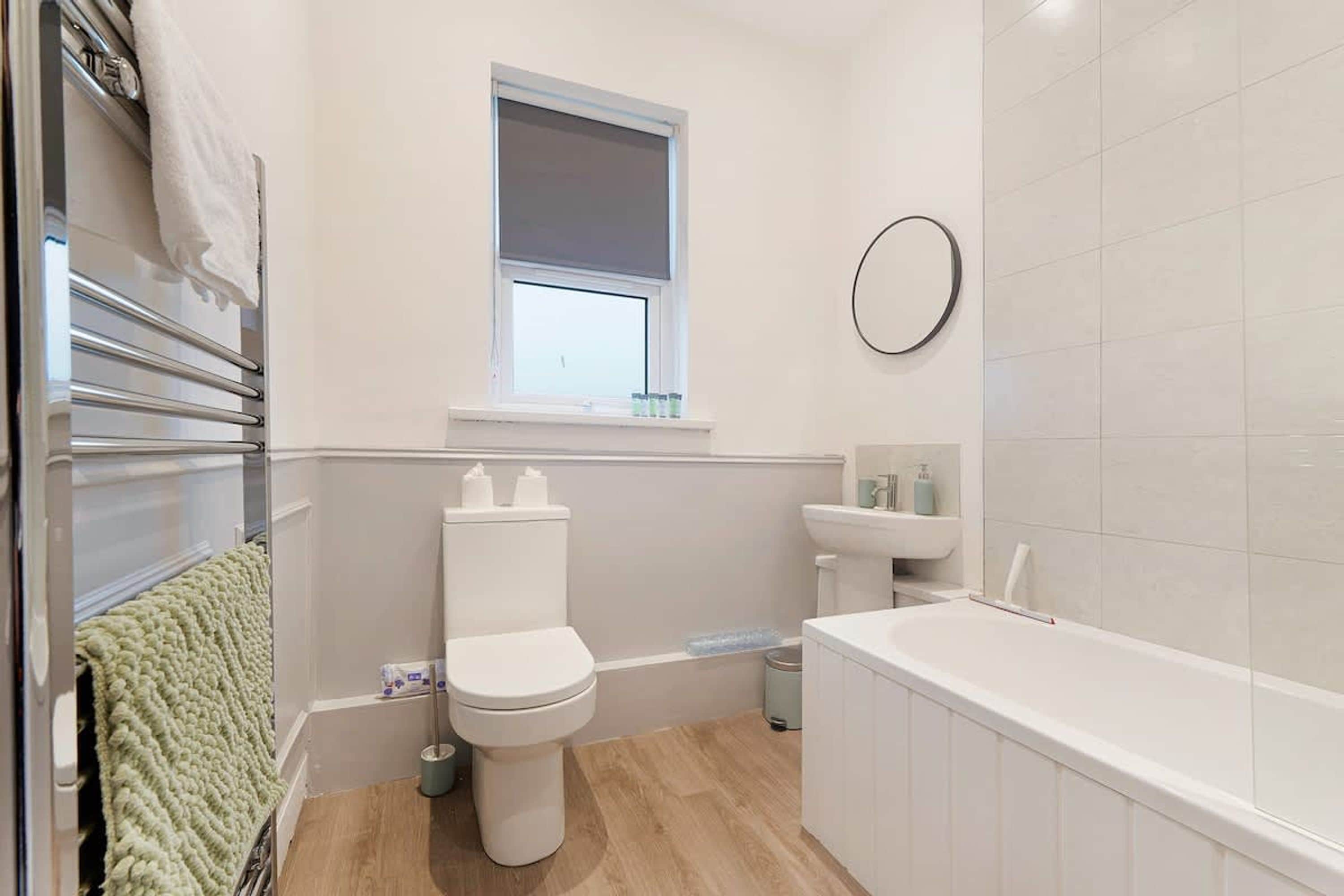Un baño moderno con inodoro, lavabo y bañera.