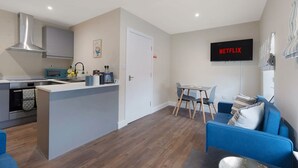 A modern apartment with a kitchen, dining area, and living room. - Chic Flat Steps From Barnard Castle High Street (Barnard Castle)