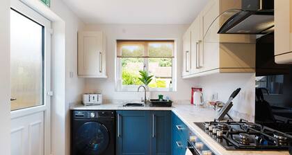 Modern 3BR Brompton Court Wi-fi By Stay With Us