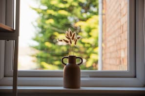 A vase with dried plants on a windowsill. - Rockliffe House Horizon Stays (Middlesbrough)