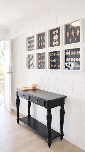 A room with a black table and white brick walls. - Convenient Townsville Stay Near Hospital and CBD (Pimlico)