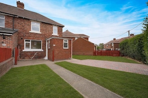 Unclassified image, 5 of 41, button - Stunning 3BR Equipped Kitchen By Stay With Us (Chester-le-Street)