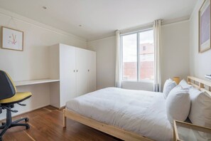 A bedroom with a bed, a desk, and a wardrobe. - Garnet Gallery A Vintage Stay near Dining and Museum (Fitzroy)