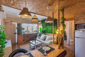 Un intérieur moderne avec un canapé, une table basse et des luminaires suspendus.