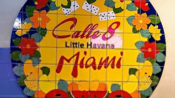 Azulejo colorido con la inscripción 'Calle 8 Little Havana Miami'.