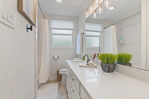 Sèche-cheveux, serviettes fournies, savon, papier toilette