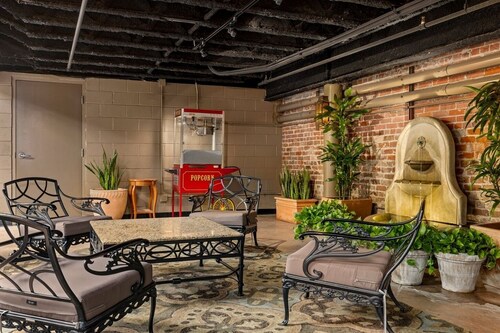 New Orleans | Compact City Retreat | Pool + Fitness