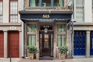 A building with a black awning displaying the number 515.