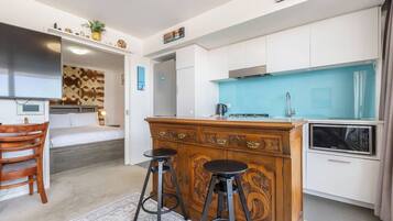 Coffee/tea maker, fridge, microwave, oven