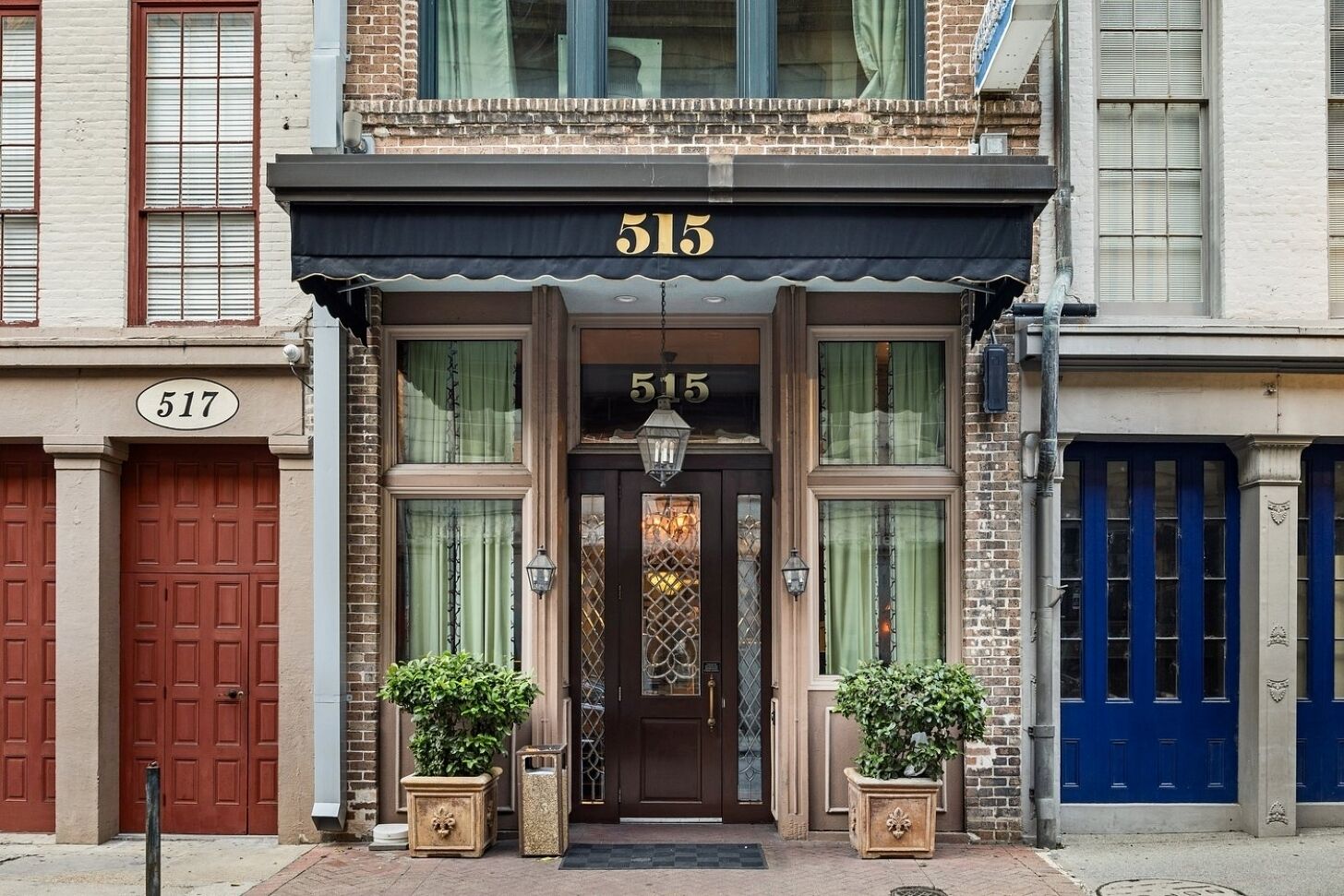 A building with a black awning displaying the number 515.