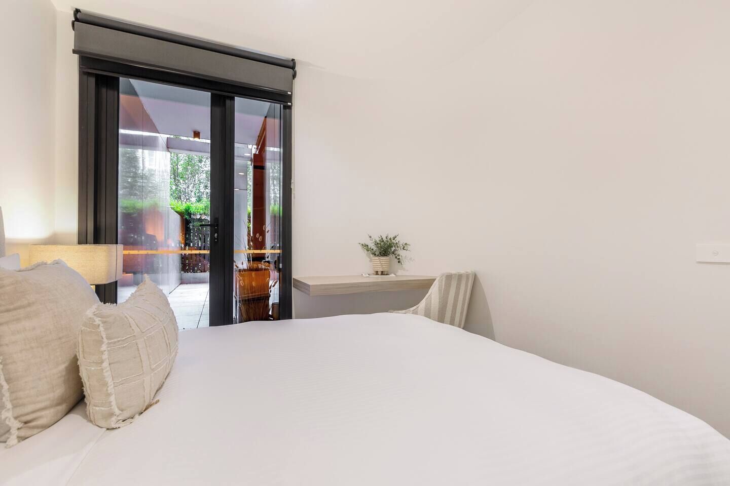 Desk, iron/ironing board, WiFi, bed sheets
