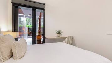 Desk, iron/ironing board, WiFi, bed sheets