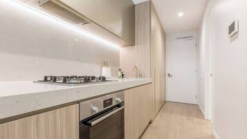 Coffee/tea maker, fridge, microwave, oven
