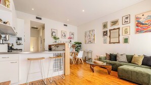 A modern apartment with a kitchen, dining area, and living room. - Tullo Place Richmond Heritage with Artistic Charm (Richmond)