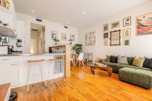 A modern apartment with a kitchen, dining area, and living room. - Tullo Place Richmond Heritage with Artistic Charm (Richmond)