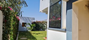 A narrow courtyard with a white building, a door, and a window. - Luxury Villa in Ngaparou: 4 bedrooms, 5 bathrooms, pool, Wi-Fi, pool house (Ngaparou)