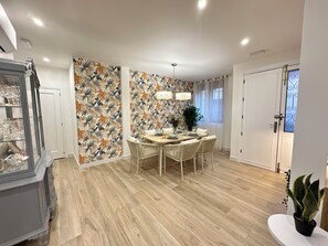 Appartamento Comfort, patio, vista città | Pasti