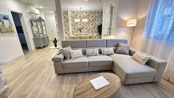 Comfort Apartment, Patio, City View | Living area