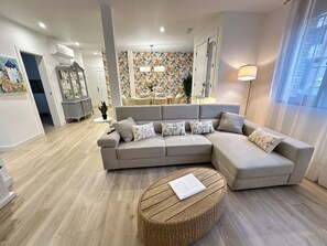 Appartamento Comfort, patio, vista città | Area soggiorno