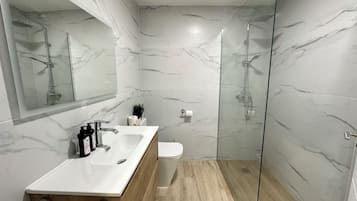 Comfort Apartment, Patio, City View | Bathroom
