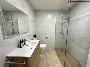 Appartamento Comfort, patio, vista città | Bagno