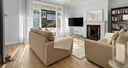 Period 2-Bed Home · Sleeps 4 · Parking · Walk to Wimbledon Station