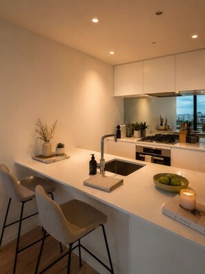 Coffee/tea maker, fridge, microwave, oven - Olive & Ivory Resort | City Views + Parking (Southbank)