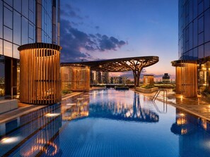 Outdoor pool - Olive & Ivory Resort | City Views + Parking (Southbank)